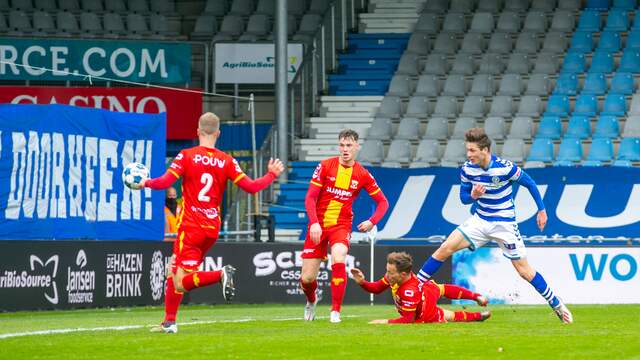 Het moment van de 1-0 van Jesse Schuurman.