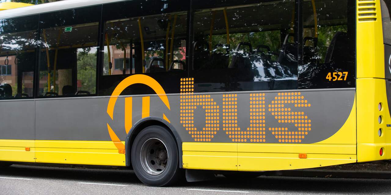 Chauffeur wordt onwel en rijdt in Utrecht met stadsbus het talud op: vier gewonden