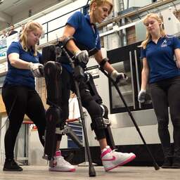 Exoskelet van TU Delft laat patiënten met een dwarslaesie weer lopen