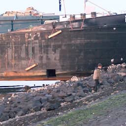 Video | Neus schip steekt omhoog na aanvaring met dijk bij Stavenisse
