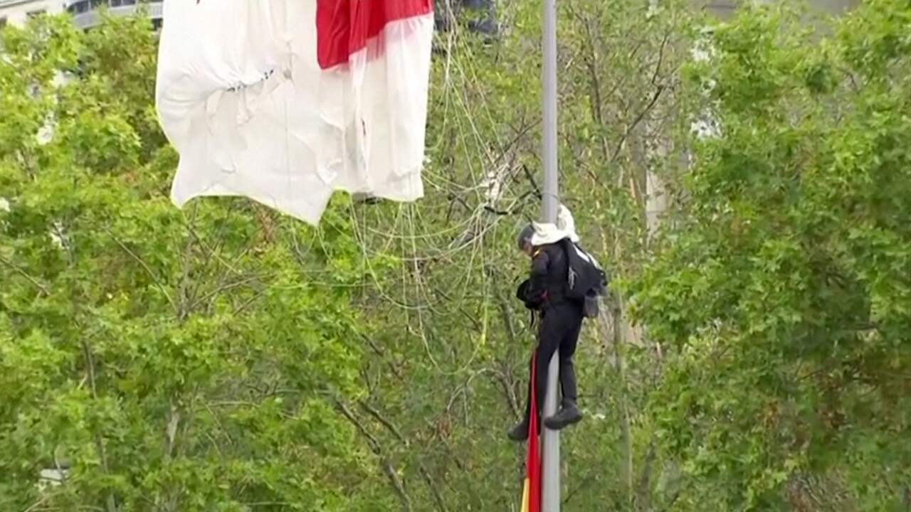 Parachutist belandt in lantaarnpaal tijdens defilé in Madrid