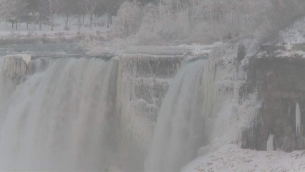 Beeld uit video: Extreme kou zorgt voor ijslandschap bij Niagarawatervallen