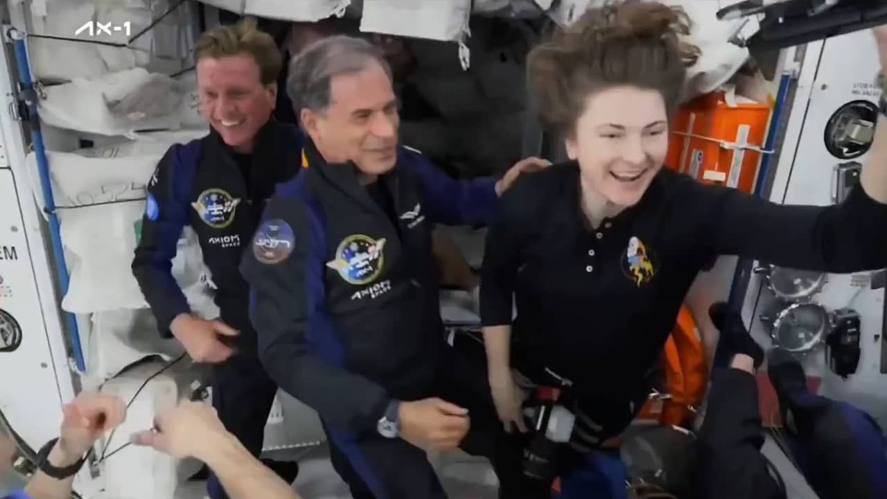 Beeld uit video: Ruimtetoeristen van SpaceX komen aan bij ISS