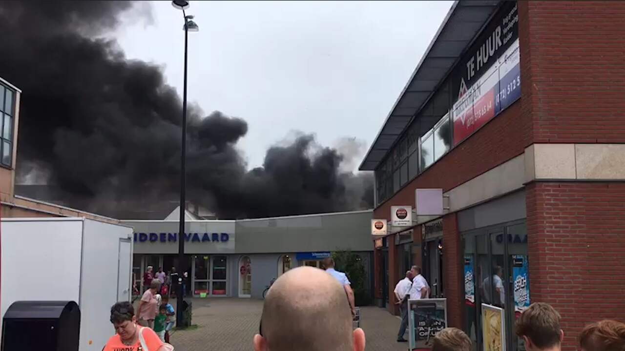 Zwarte rookwolken bij brand in winkelcentrum Heerhugowaard
