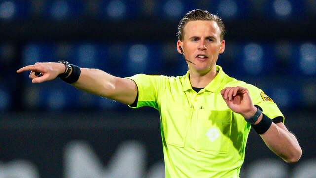 Scheidsrechter Sander van Eijk gaf rood vanwege de impact van het contact.