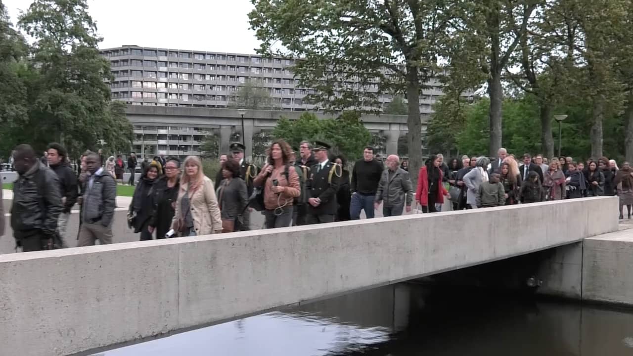 Beeld uit video: Honderden mensen lopen stille tocht naar monument Bijlmerramp