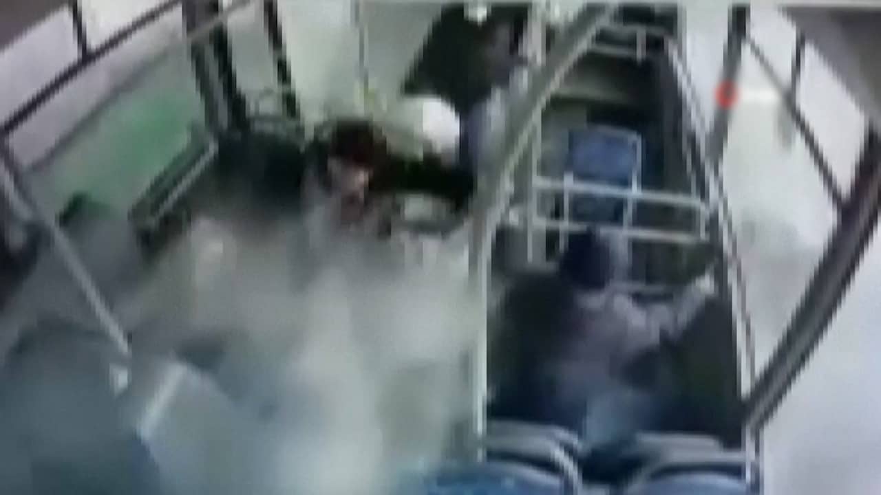 Beeld uit video: Turkse bus met passagiers rijdt het water in