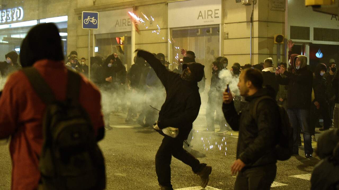 In onder meer Barcelona botsten demonstranten met de oproerpolitie.