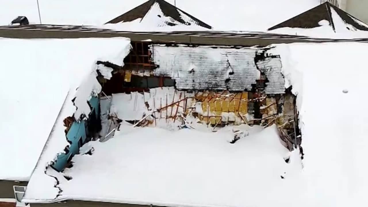 Beeld uit video: Daken storten in door grote hoeveelheid sneeuw in VS