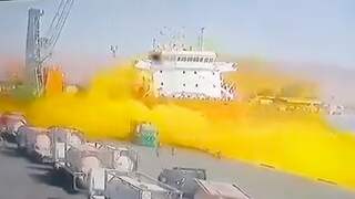 Kraan laat tank met giftig gas vallen in Jordanië
