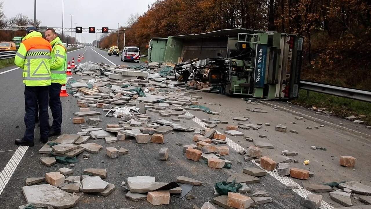 Beeld uit video: A50 bezaaid met tegels door gekantelde vrachtwagen