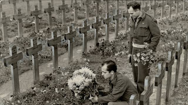 1944: Canadese soldaten leggen bloemen op een begraafplaats voor landgenoten die eerder omkwamen bij luchtgevechten boven Nederland.