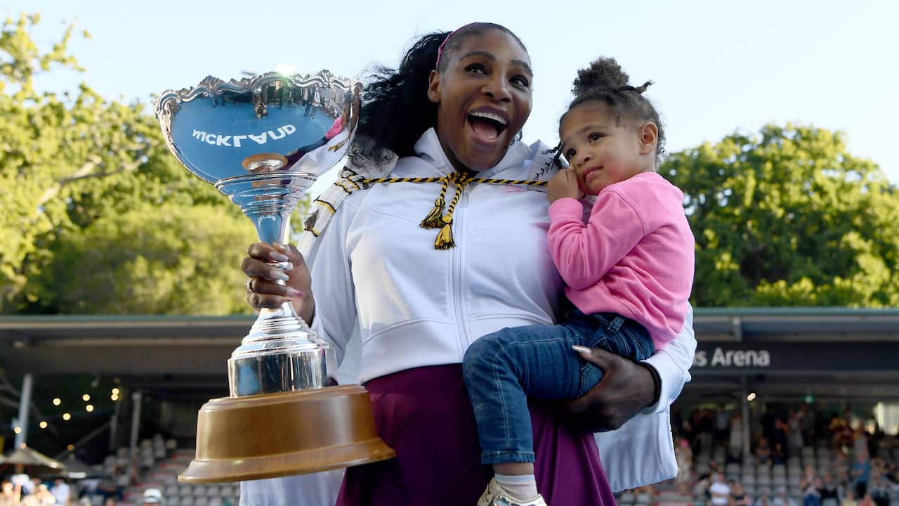 Serena Williams en haar dochter Alexis Olympia na het winnen van de Women's ASB Classic in Nieuw-Zeeland.