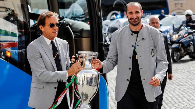 Eerder op de dag stappen bondscoach Roberto Mancini en aanvoerder Giorgio Chiellini uit de bus bij het Palazzo del Quirinale, de plein bij het presidentieel paleis.