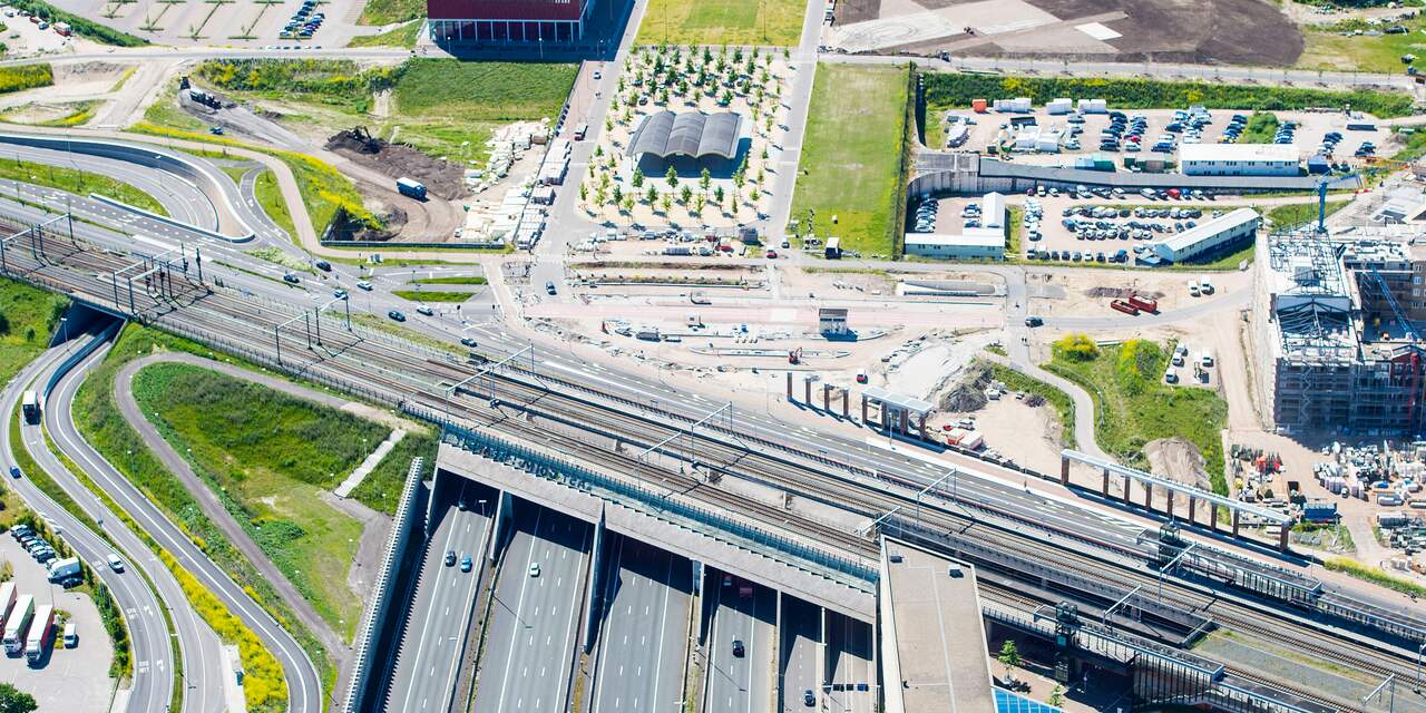 Stront aan de knikker in Leidsche Rijntunnel, vrachtwagen verliest mest