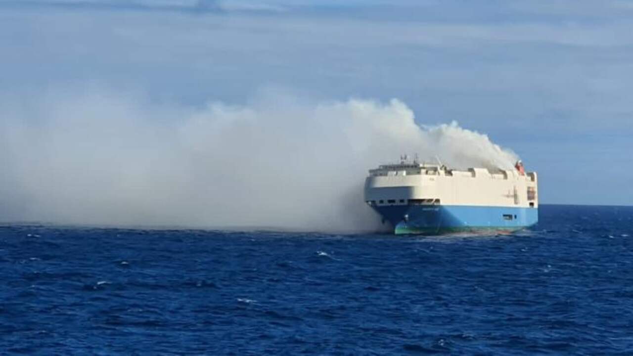 Beeld uit video: Hoe berg je een brandend schip dat stuurloos op de oceaan drijft?