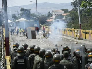 Ruim honderd Venezolaanse veiligheidstroepen vluchten naar Colombia