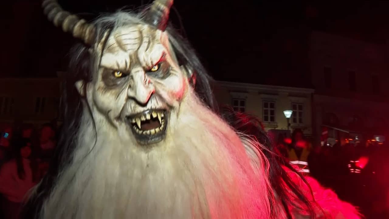 Beeld uit video: Oostenrijkers griezelen bij optocht met hulpje van Sinterklaas