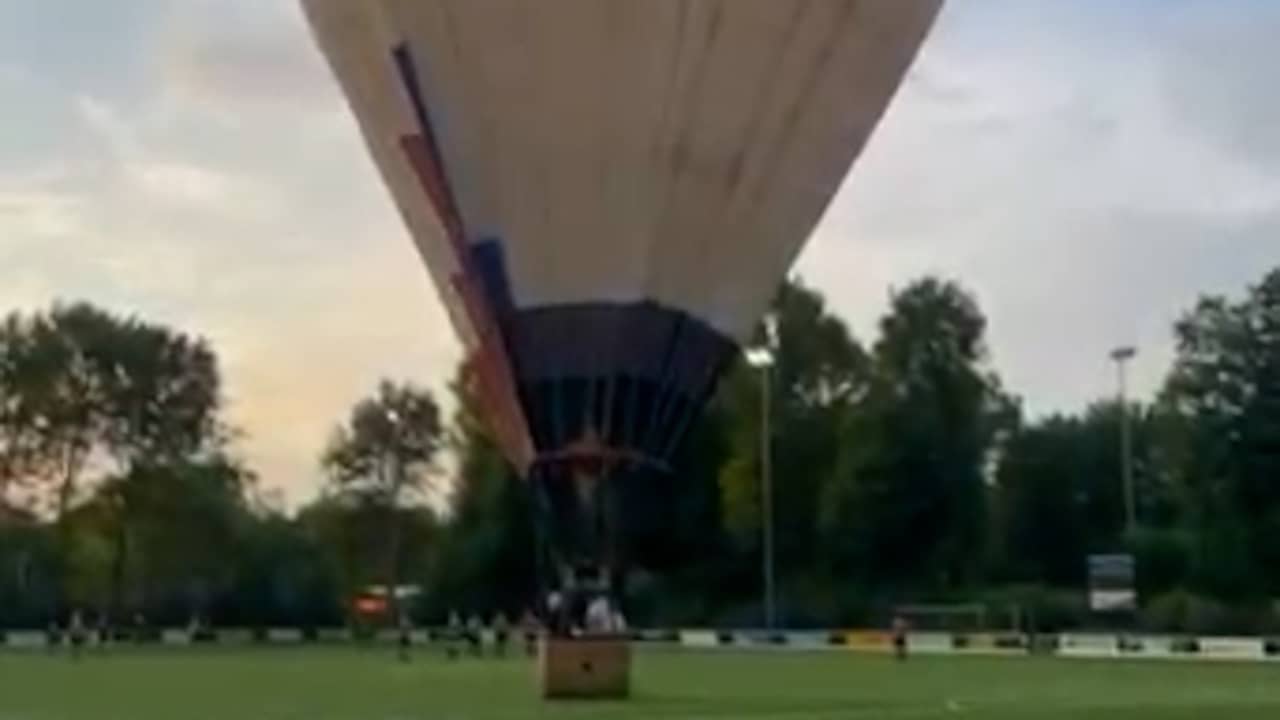 Beeld uit video: Luchtballon maakt noodlanding op Limburgs voetbalveld tijdens wedstrijd