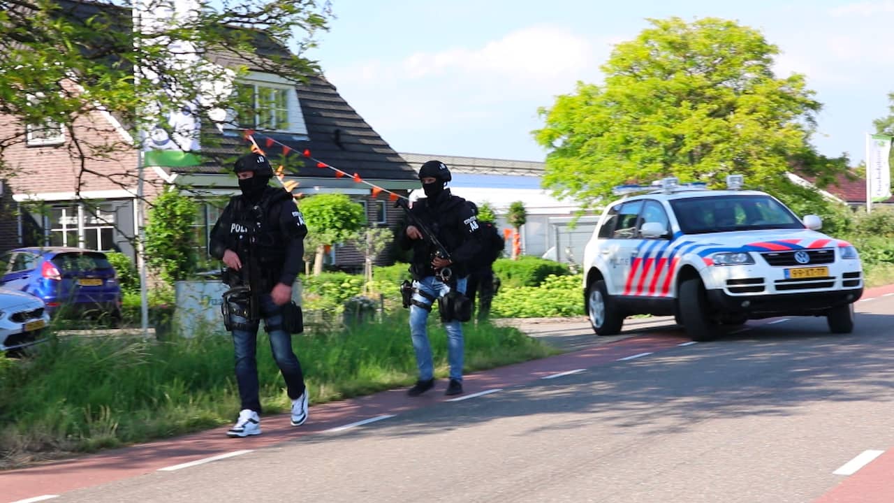 Beeld uit video: Zwaarbewapende agenten bij drugsinval in De Kwakel