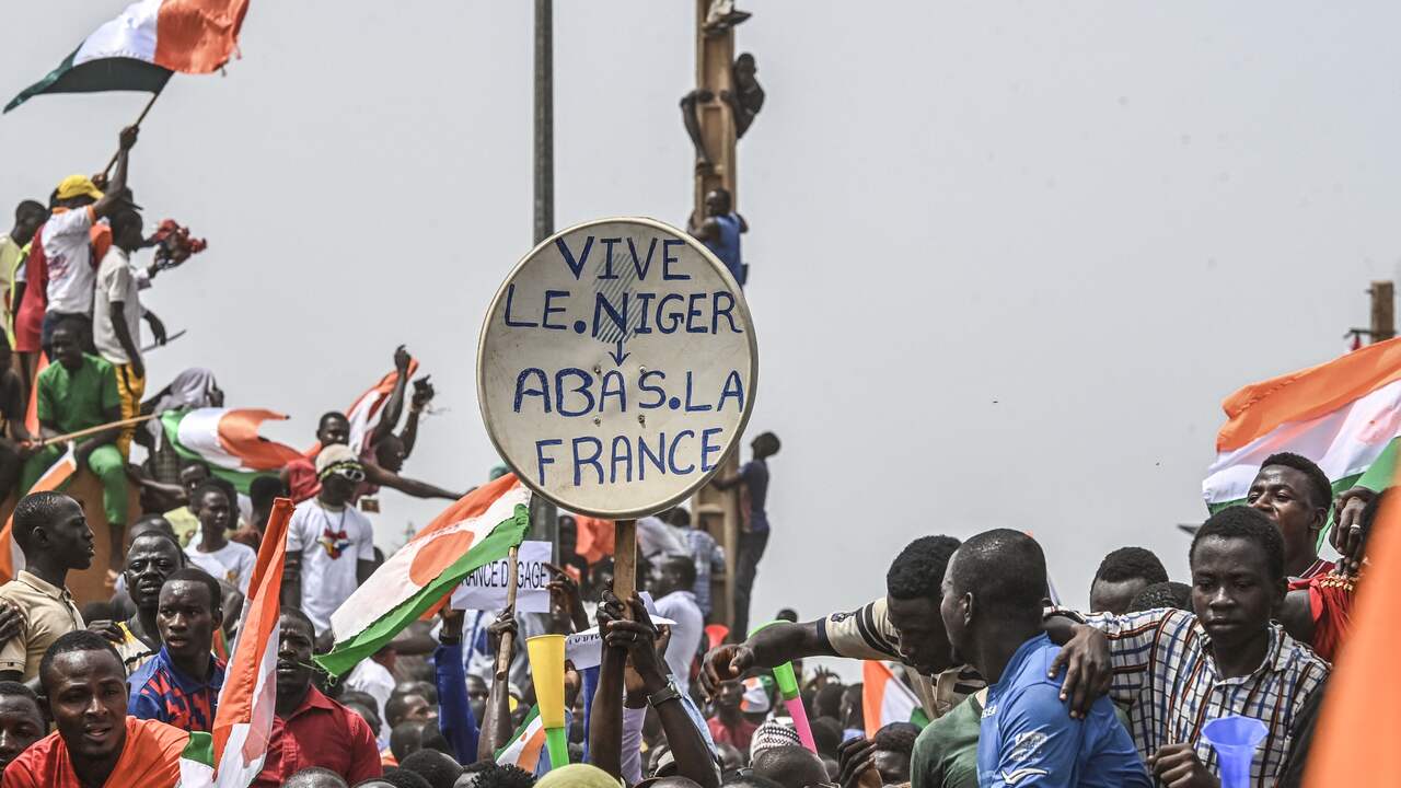 France withdraws its forces and its ambassador from Niger after the coup  outside