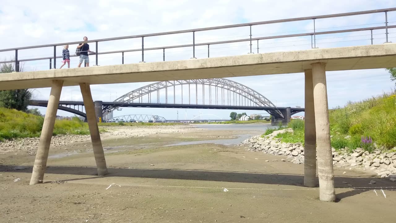 Beeld uit video: Dronebeelden laten grote droogte rondom Rijn, Waal en Lek zien