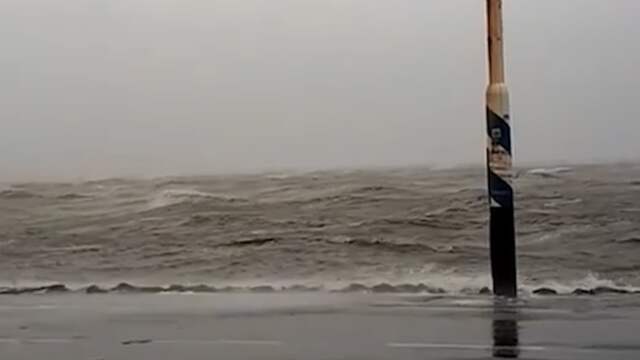 Op de pier in het Friese Holwerd staat het water behoorlijk hoog.