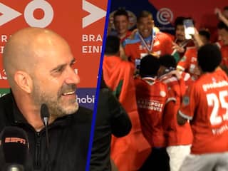 PSV-spelers trakteren Bosz op bierdouche bij persconferentie
