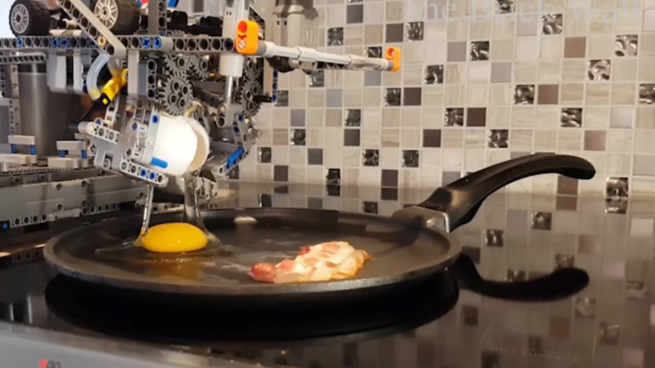 Beeld uit video: Robot van Lego kan eieren en bacon bakken