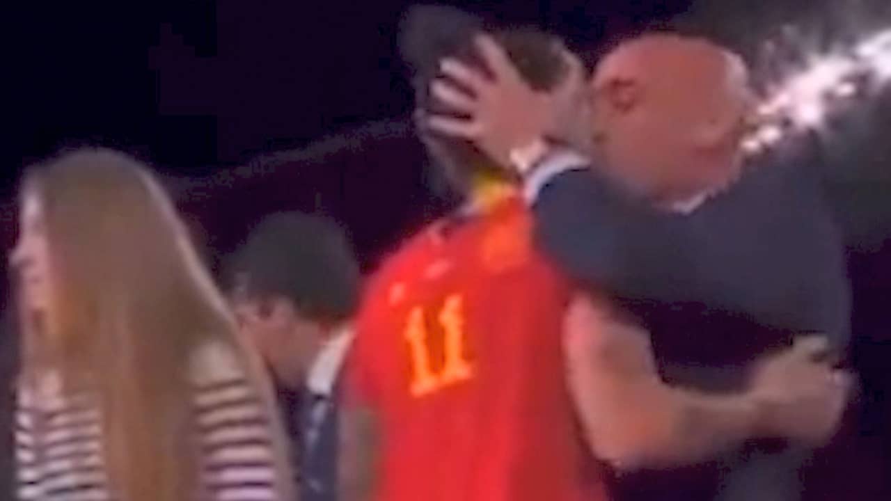 Image from video: Spanish federation president kisses Hermoso on the mouth after winning the World Cup final