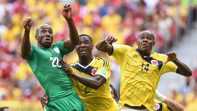 Sol Bamba (links) in actie tegen Colombia tijdens het WK 2014.
