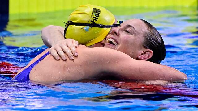 Femke Heemskerk wordt gefeliciteerd door de Zweedse Michelle Coleman.