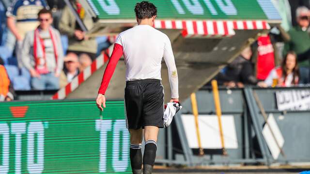 Steven Berghuis druipt van het veld af na zijn rode kaart.
