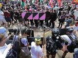 De aanhangers van extreem-rechtse en 'alt-right'-bewegingen aan de ene kant, en tegendemonstranten aan de andere, hebben 'gevechtslinies' gevormd bij het Emancipation Park in Charlottesville.