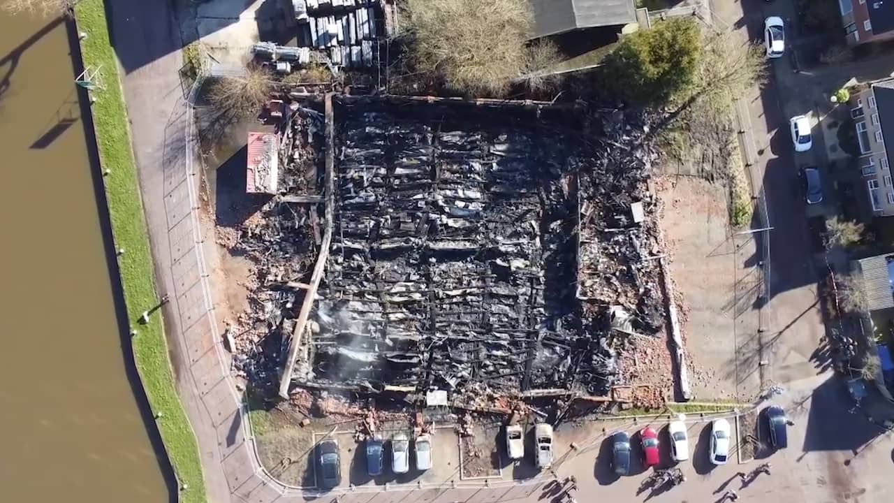 Beeld uit video: Drone filmt uitgebrande kringloopwinkel in Dokkum