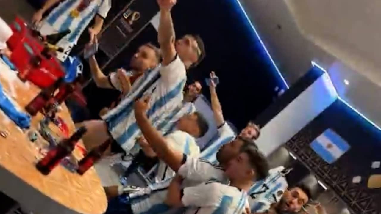 Beeld uit video: Argentijnse keeper vraagt in feestende kleedkamer om minuut stilte voor Mbappé