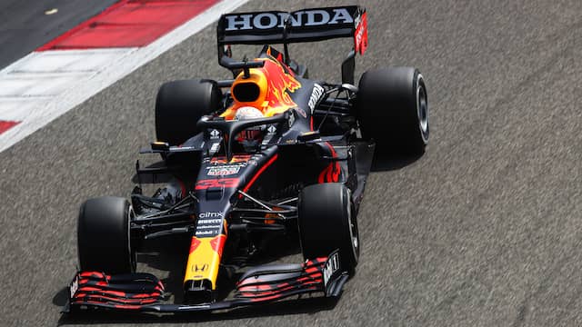 Het grote nieuws bij Red Bull zit aan de achterkant van de auto. De achterwielophanging is, naar voorbeeld van Mercedes, zo veranderd dat die de luchtstromen naar de achterkant van de auto minder blokkeert. Red Bull wil dat er zoveel mogelijk rijwind over de diffuser gaat, zodat daar neerwaartse druk gegenereerd kan worden.