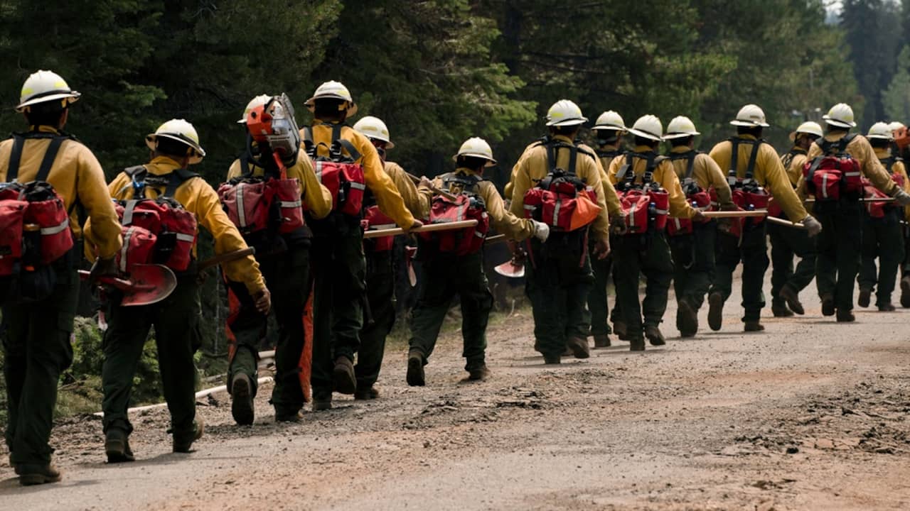 Brandweerlieden proberen de enorme Bootleg-brand in Oregon onder controle te krijgen.