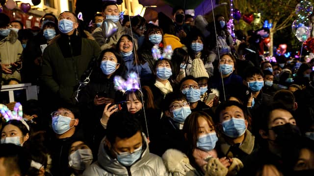 Alleen de mondkapjes doen denken aan het virus dat in Wuhan opdook en de hele wereld in 2020 tot stilstand bracht.