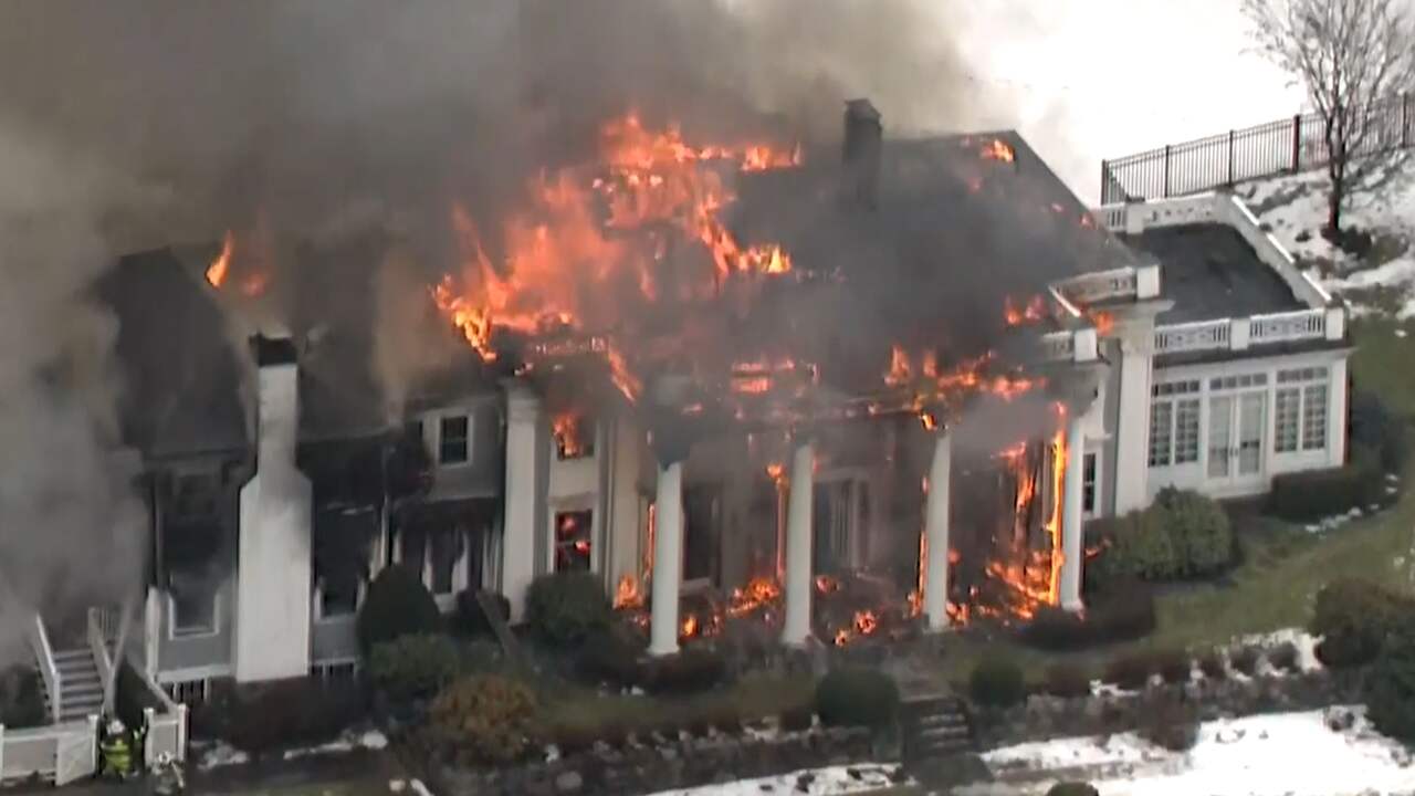 Beeld uit video: Landhuis van 2,7 miljoen euro nabij Boston gaat in vlammen op