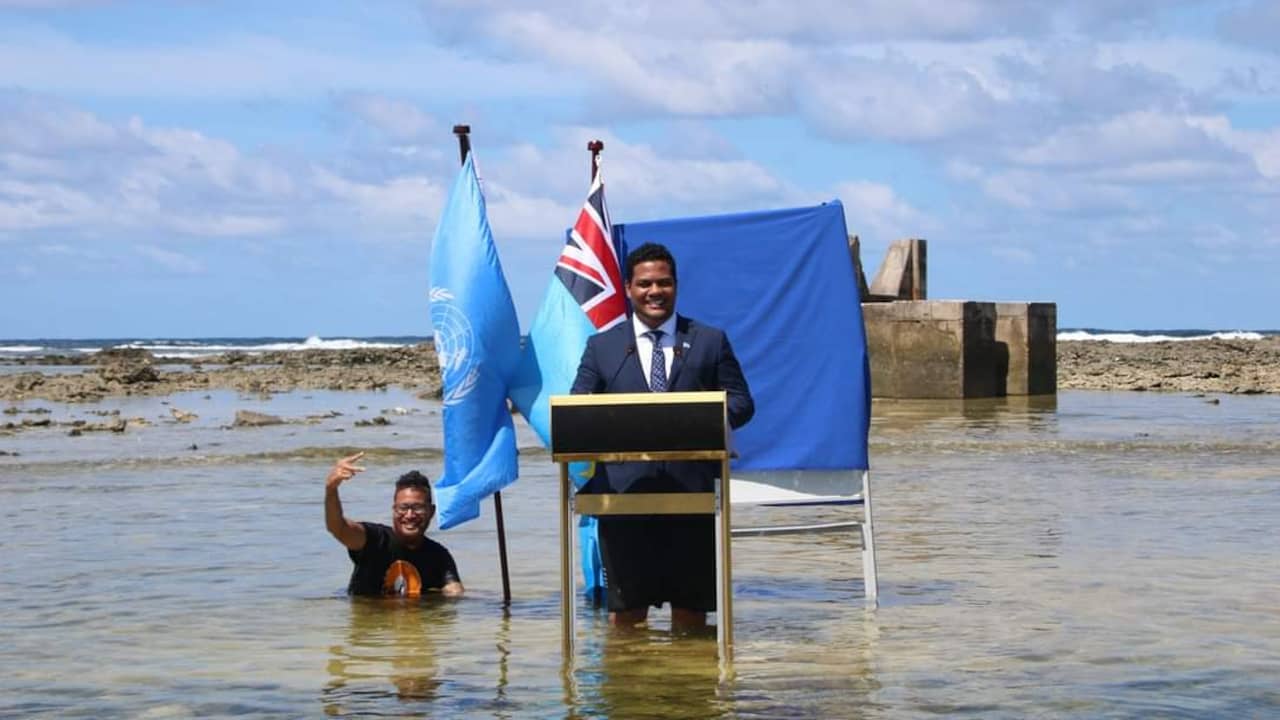 Beeld uit video: Tuvaluaanse minister spreekt klimaattop toe vanuit zee