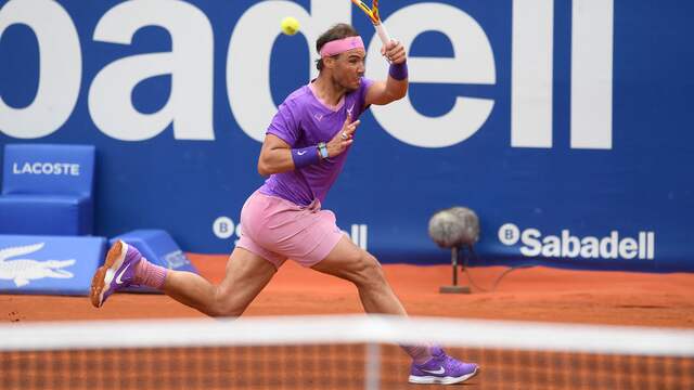 Rafael Nadal in actie tegen Ilya Ivashka in Barcelona.