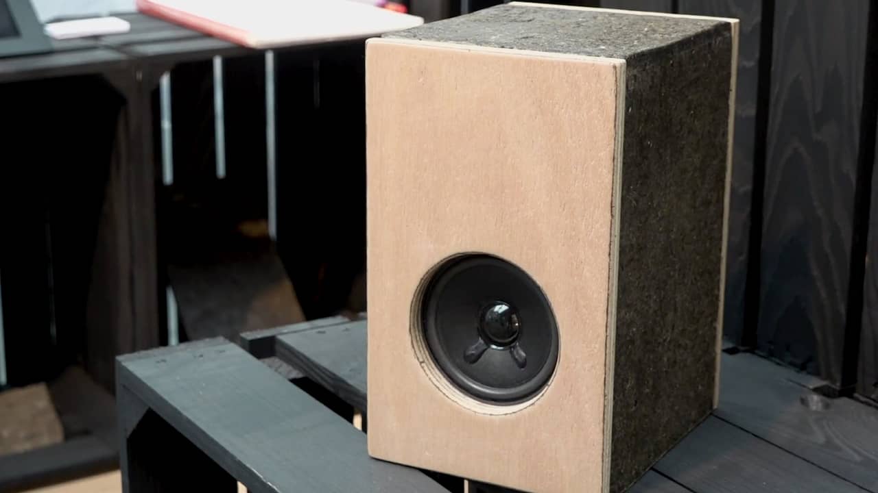 Beeld uit video: Ontwerper maakt speakers en bouwplaten van koemest