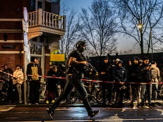 Amsterdam geeft gijzelaars Apple Store heldenspeld voor 'moed en daadkracht'