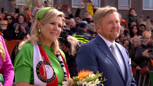 Máxima straalt met Feyenoord-sjaal in Rotterdam