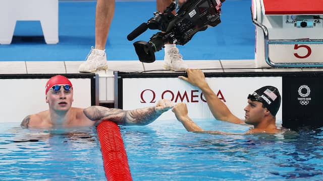 Adam Peaty (links) is al jaren schier onverslaanbaar op de 100 school.