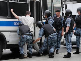 Honderden arrestaties verricht bij betoging voor Russische journalist