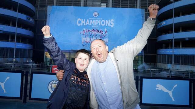 Supporters van Manchester City verzamelden zich dinsdagavond bij het Etihad Stadium om de landstitel te vieren.