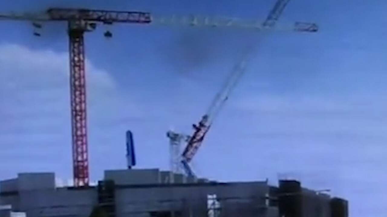 Hijskraan stort naar beneden bij bouwplaats in Sydney
