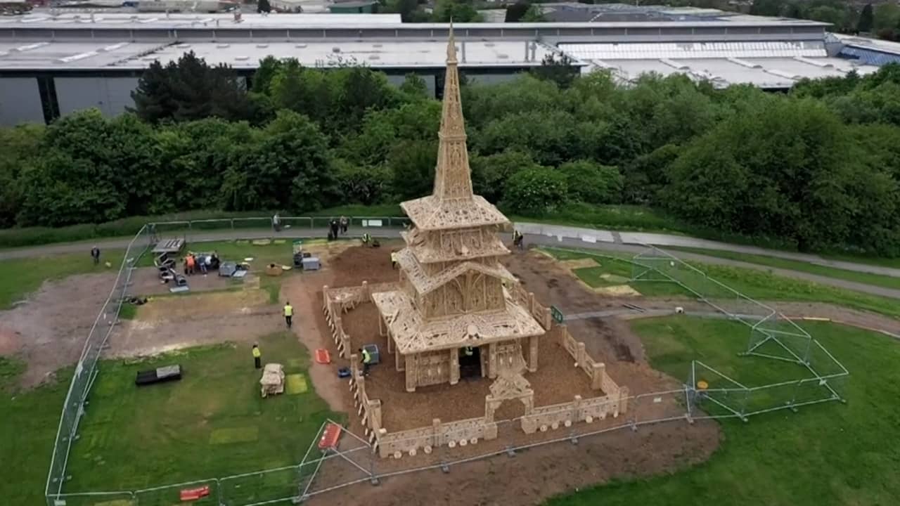 Beeld uit video: Britten bouwen houten gedenkplaats voor coronadoden